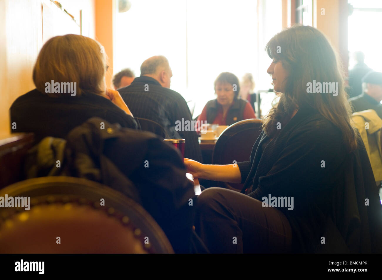 Tabellen der Personen im Gespräch in hell erleuchteten café Stockfoto
