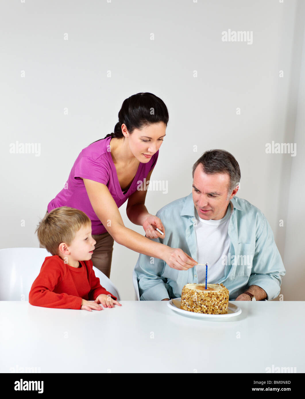 Paar und seinem kleinen Sohn mit Geburtstagstorte Stockfoto
