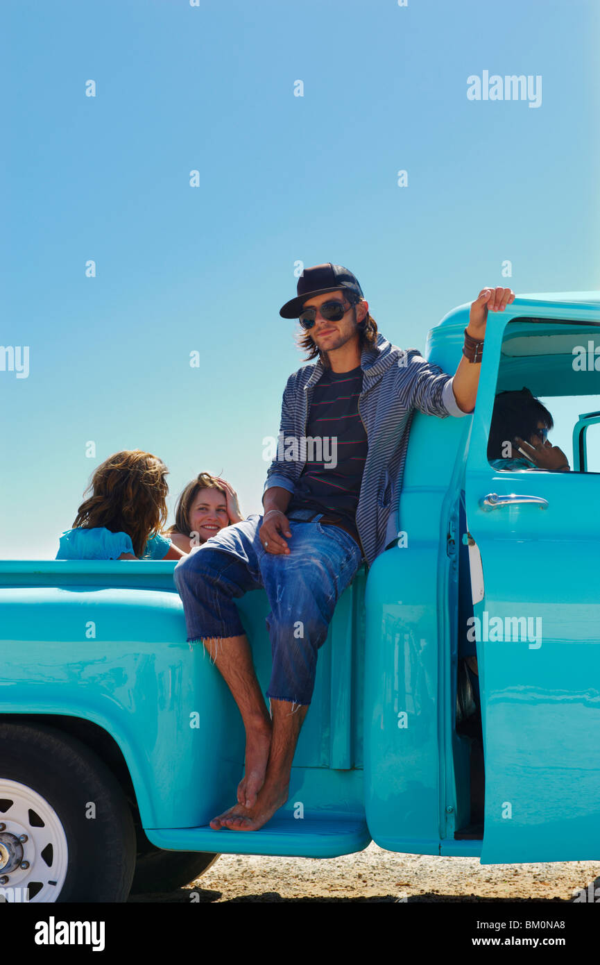 Mann sitzt auf der Pickup-truck Stockfoto