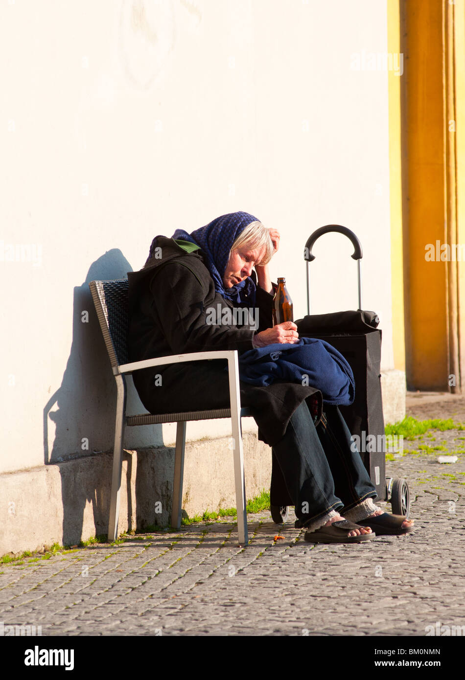 Frau trinkt Bier um 7 Uhr morgens in München, Deutschland Stockfoto