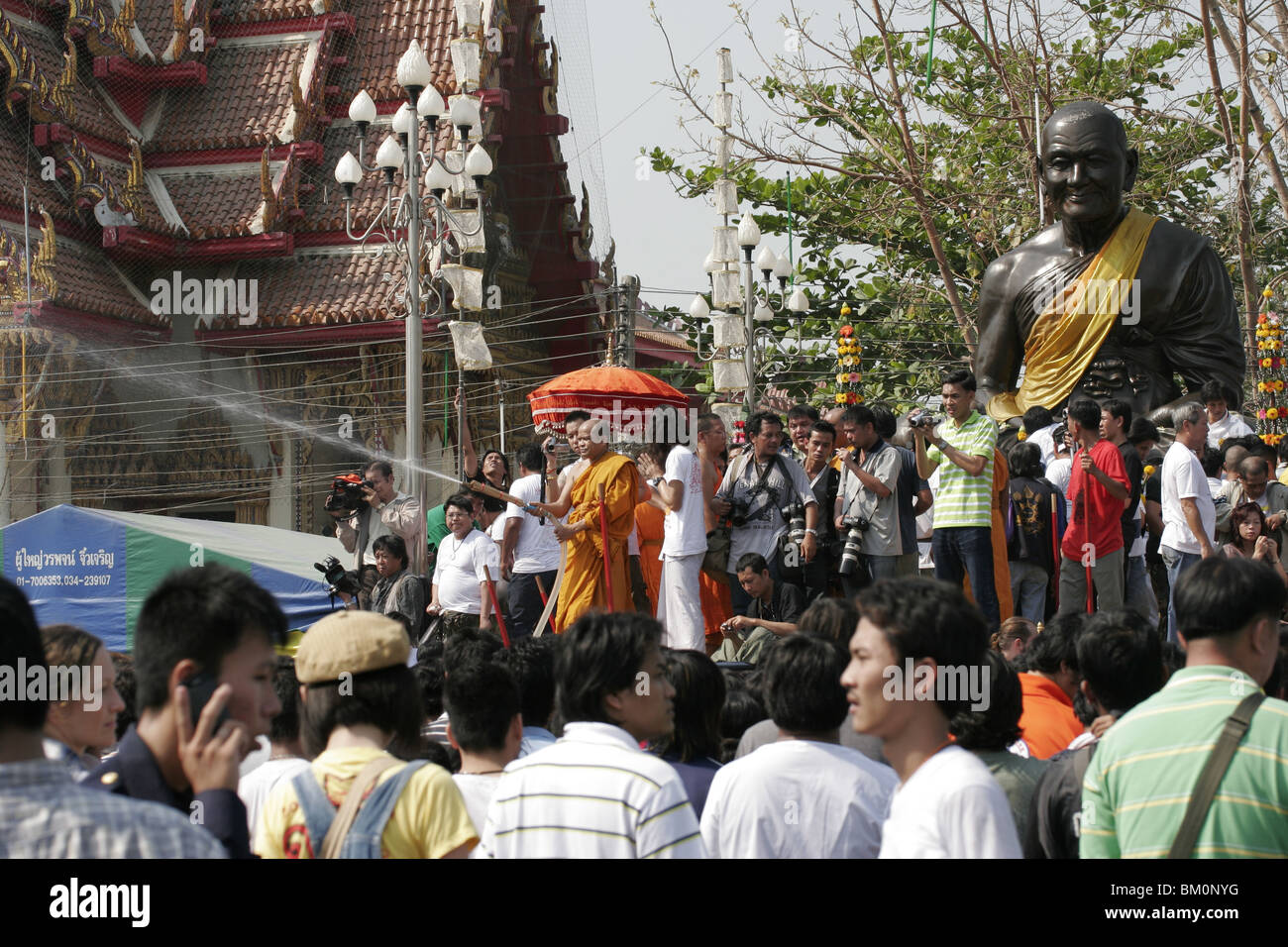 Börsenspekulanten Wai Kru tagsüber am Wat Bang Phra, ein buddhistischer Tempel in Thailand, wo Mönche Anhänger tattoo. Stockfoto