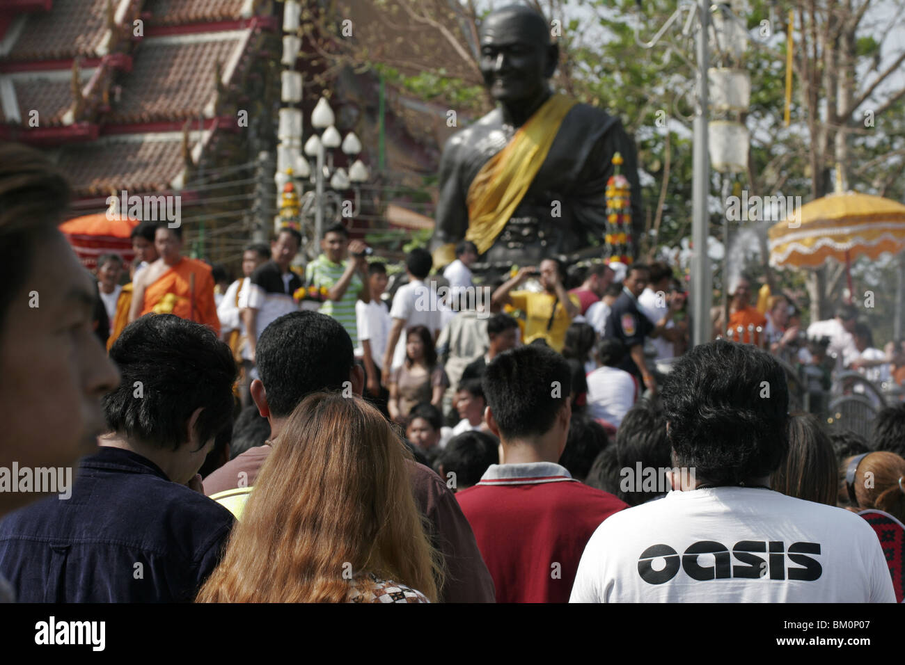Börsenspekulanten Wai Kru tagsüber am Wat Bang Phra, ein buddhistischer Tempel in Thailand, wo Mönche Anhänger tattoo. Stockfoto