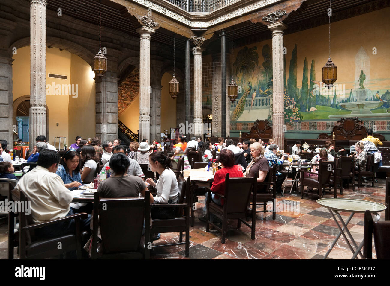 Diners Menge Himmel beleuchteten Innenhof des Sanborns House of Fliesen Restaurant, einem ehemaligen Herrenhaus im Kolonialstil, in Mexiko-Stadt DF Stockfoto