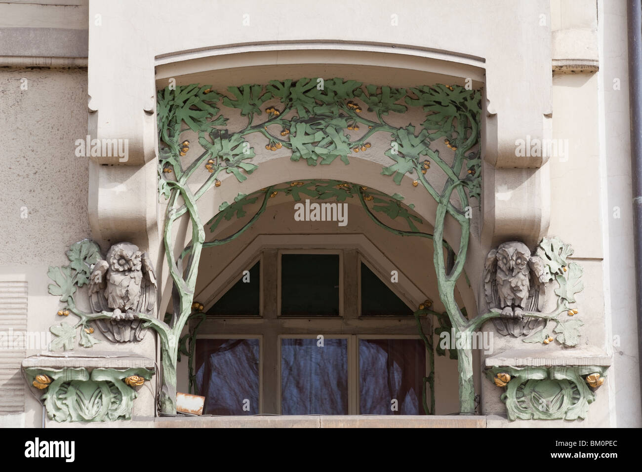 Detail des Gewölbes über dem Eingang, Jugendstil-Gebäude am Kai Gottwald, Prag, Tschechische Handelsministerium. Stockfoto