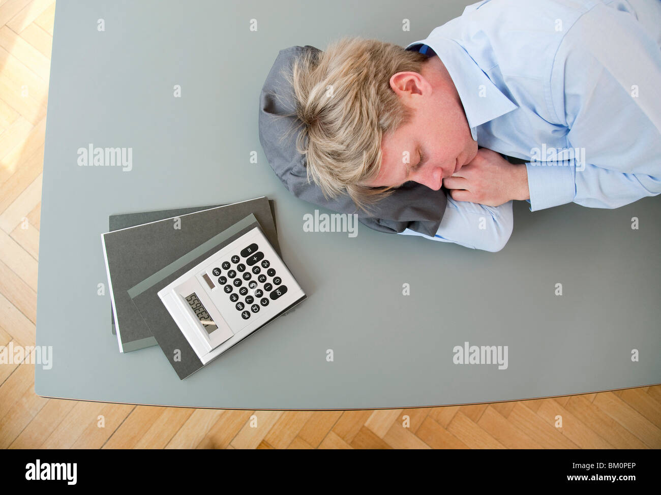 Geschäftsmann am Konferenztisch schlafen Stockfoto