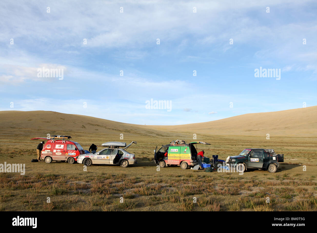 Mongol Rally Vechicles (2009) auf den Ebenen von der mongolischen Steppe in der Zentralmongolei ruht. Stockfoto