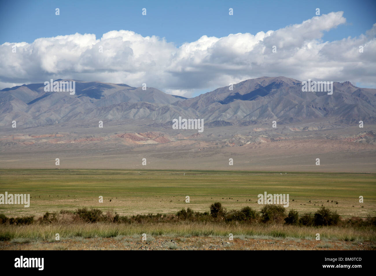 Berge ragen über die mongolische Steppe in der Mongolei. Stockfoto