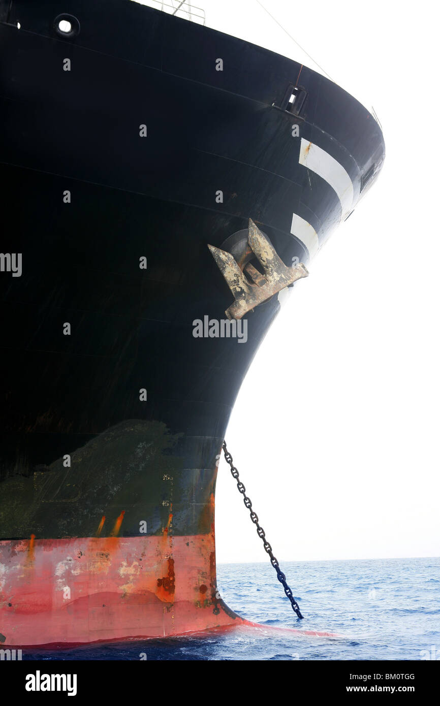 Schwarze Schiff vor Anker am Meer brüniert Wasser Schleife Stockfoto