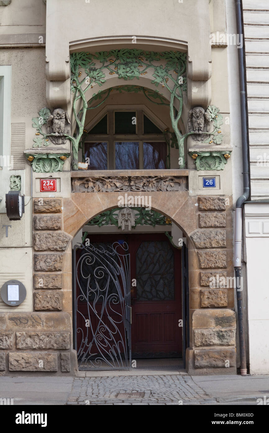 Detail des Einganges, Jugendstil-Gebäude am Kai Gottwald, Prag, Tschechische Handelsministerium. Stockfoto