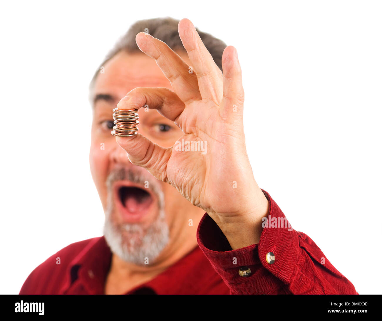 Reifer Mann drückt Münzen mit offenem Mund und einen Blick von Schock und Ehrfurcht auf seinem Gesicht. Stockfoto