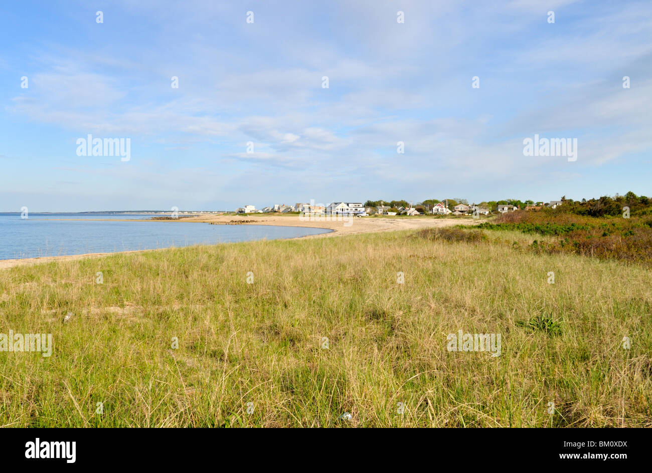 Sandwich, Cape Cod Küstenlinie auf Cape Cod Bay mit Strand, Wiesen und Hütten. USA Stockfoto