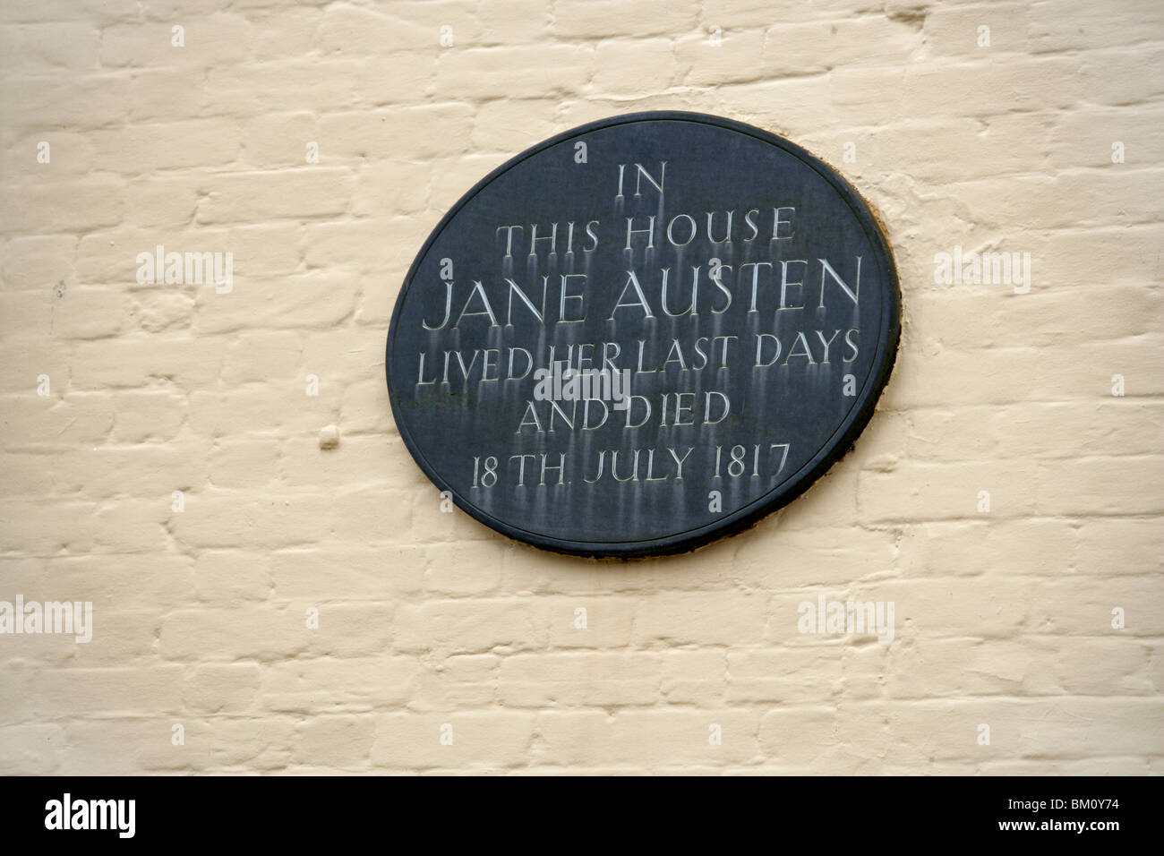 Gedenktafel an Jane Austens Haus, Winchester, Hampshire, UK. Das Haus wo Jane Austen lebte und starb, 18. Juli 1817. Stockfoto