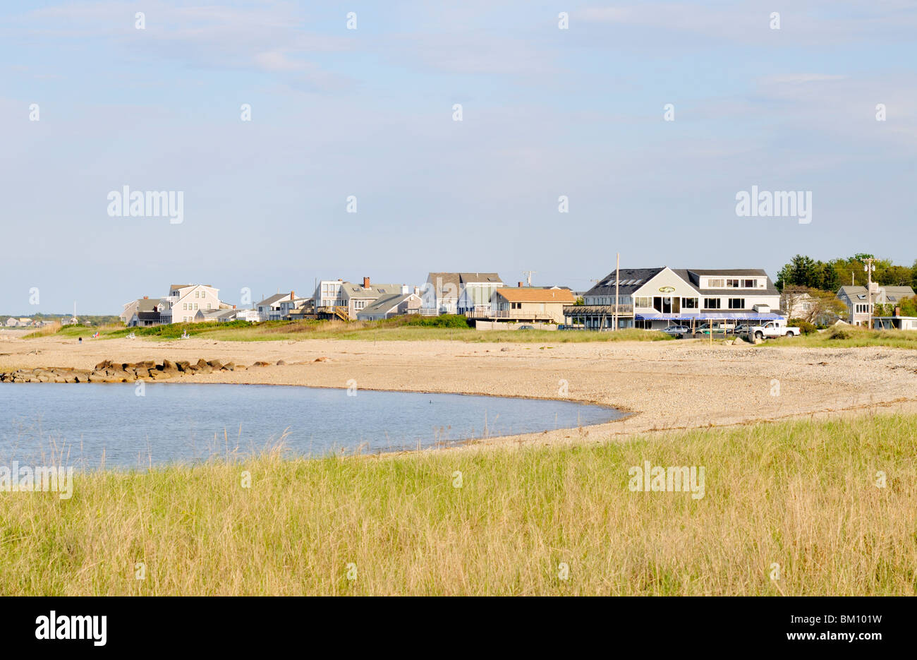 Häuser am Wasser und Strand in Sandwich, Cape Cod auf Cape Cod Bay an einem sonnigen Tag strahlend blauen Himmel. USA Stockfoto