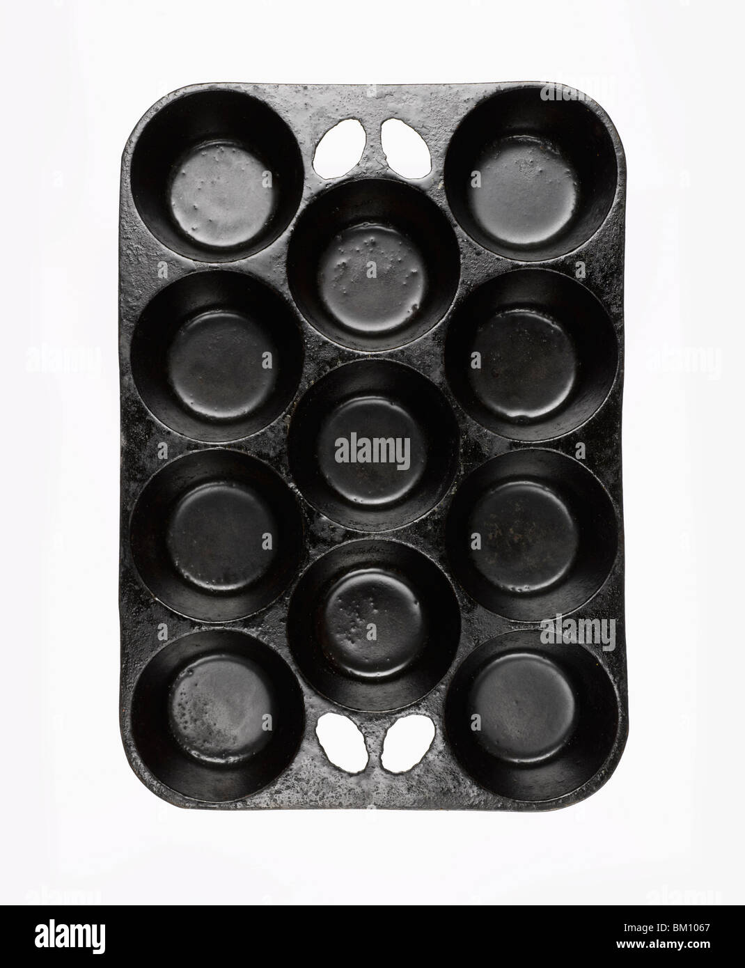 schwarzen Gusseisen Muffinwanne auf weißem Hintergrund Stockfoto