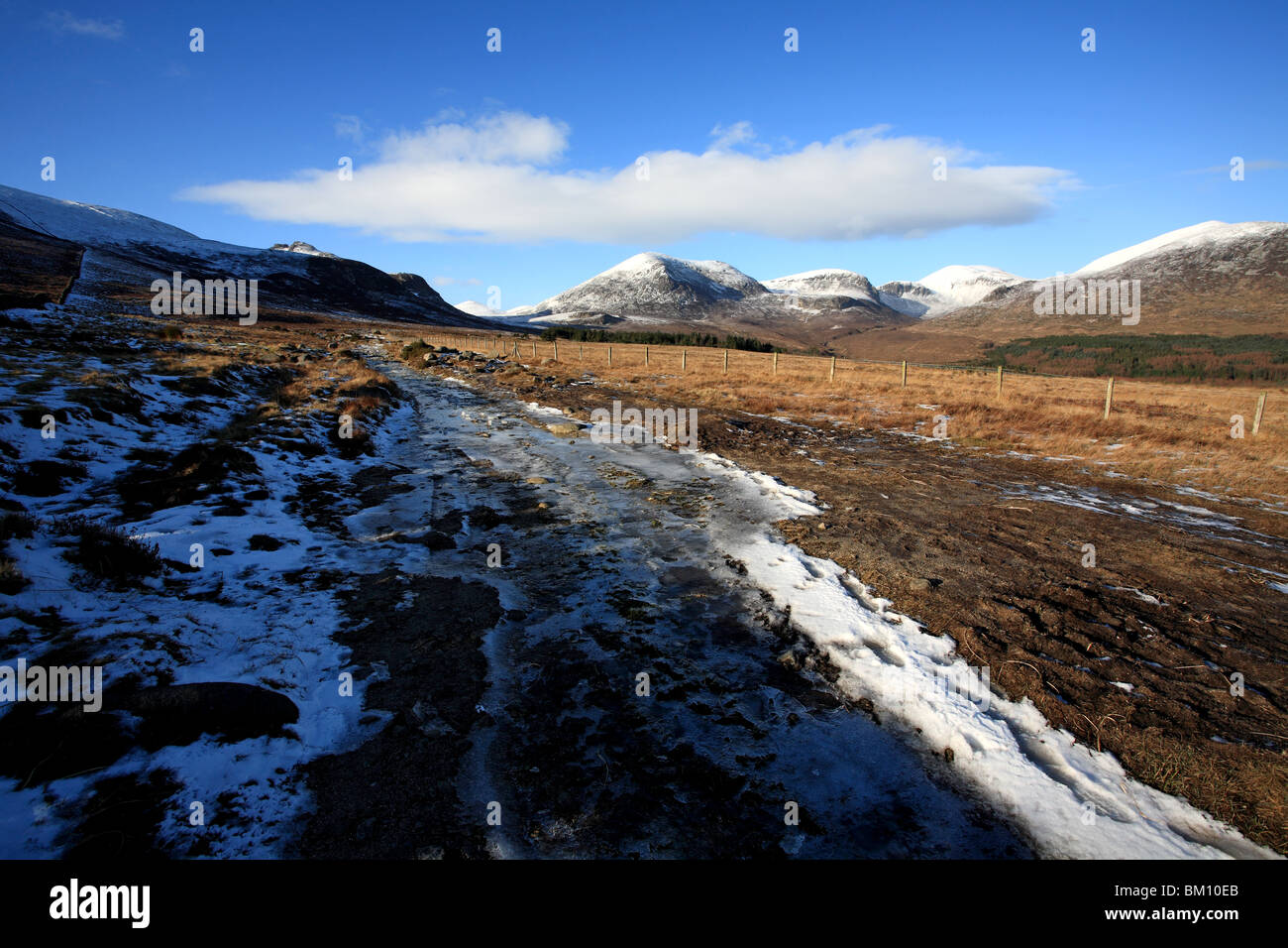 Mourne Mountains im Winter von Carrick, wenig Annalong Tal zeigen. Stockfoto