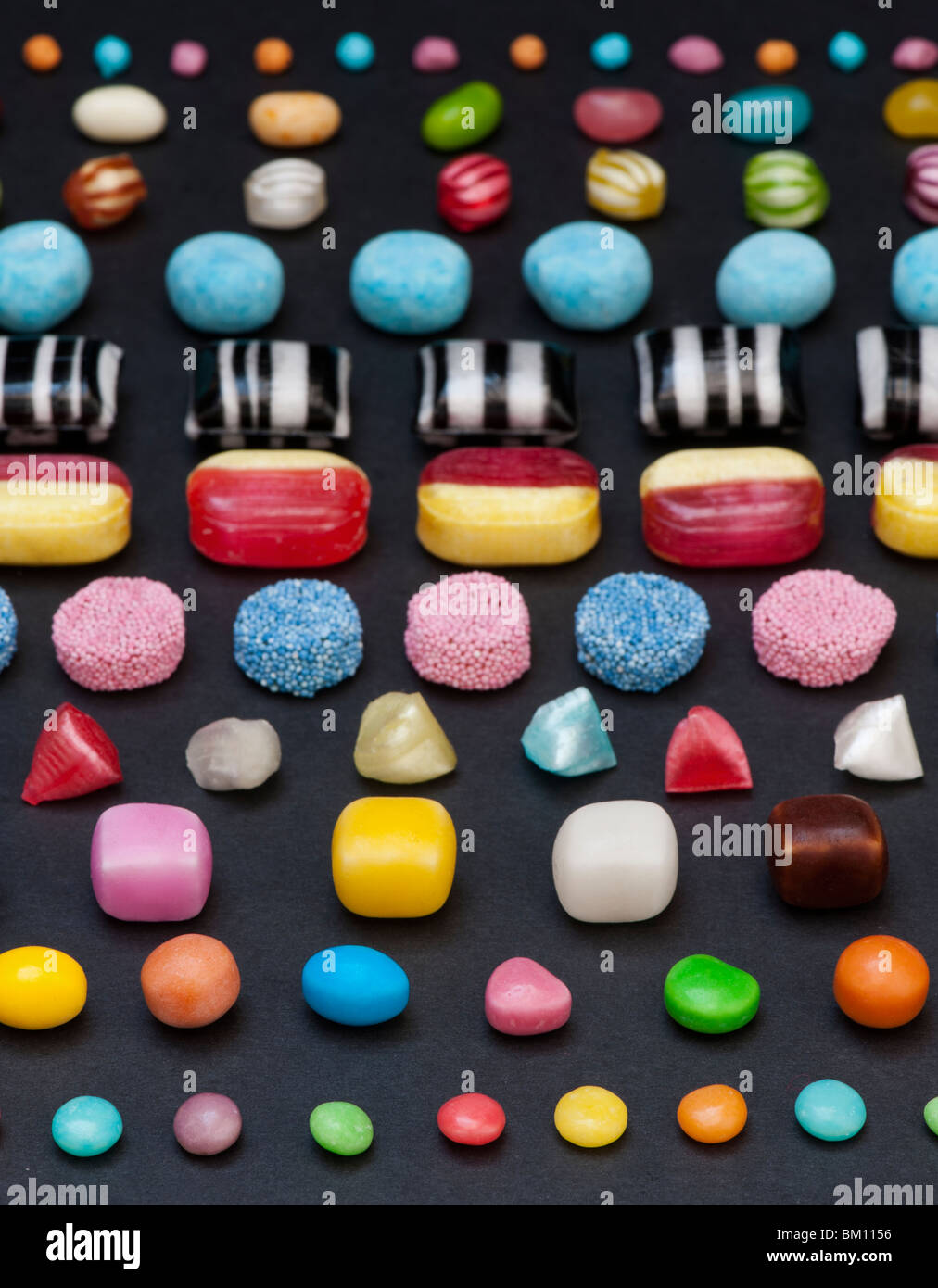 Bunt sortiert Kinder Süßigkeiten und Bonbons auf schwarzem Hintergrund Stockfoto