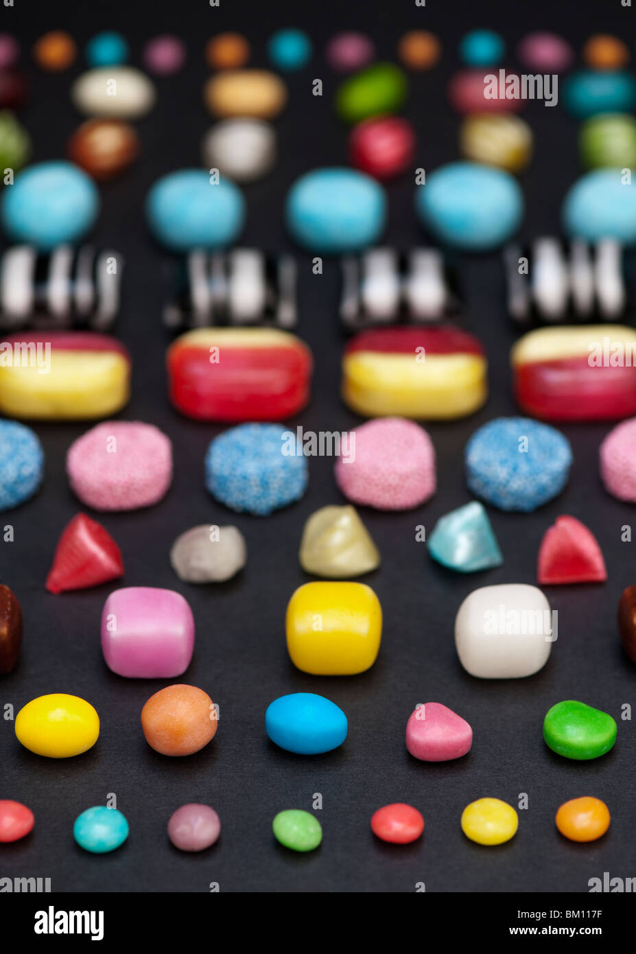 Bunt sortiert Kinder Süßigkeiten und Bonbons auf schwarzem Hintergrund Stockfoto