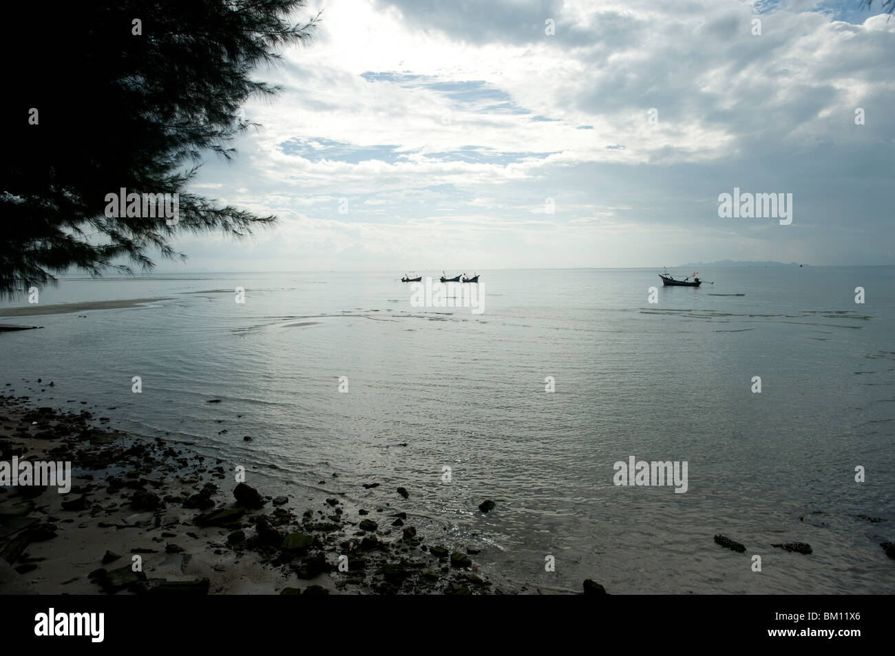 Angeln Boot Silhouetten in der Bucht von Na Thon auf der Insel Koh Samui in Thailand Stockfoto