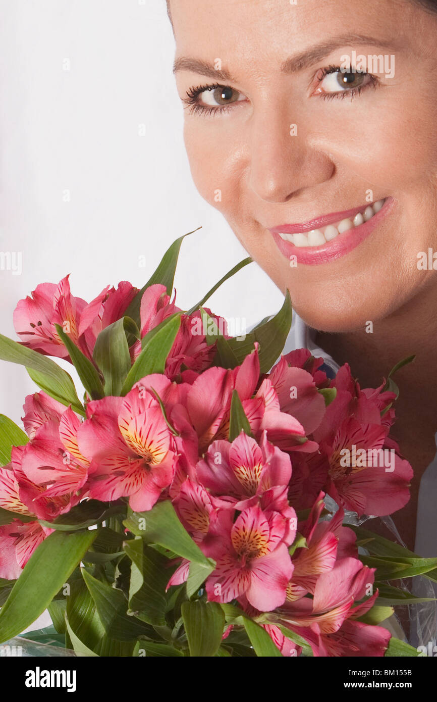 Porträt einer Frau mit Blumenstrauß Stockfoto