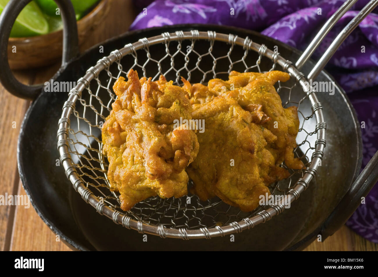 Zwiebel-Bhajis Zwiebel Pakoras indisches Essen Stockfoto