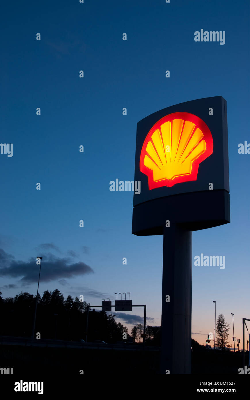 Shell Oil Leuchtreklame in der bürgerlichen Dämmerung Stockfoto