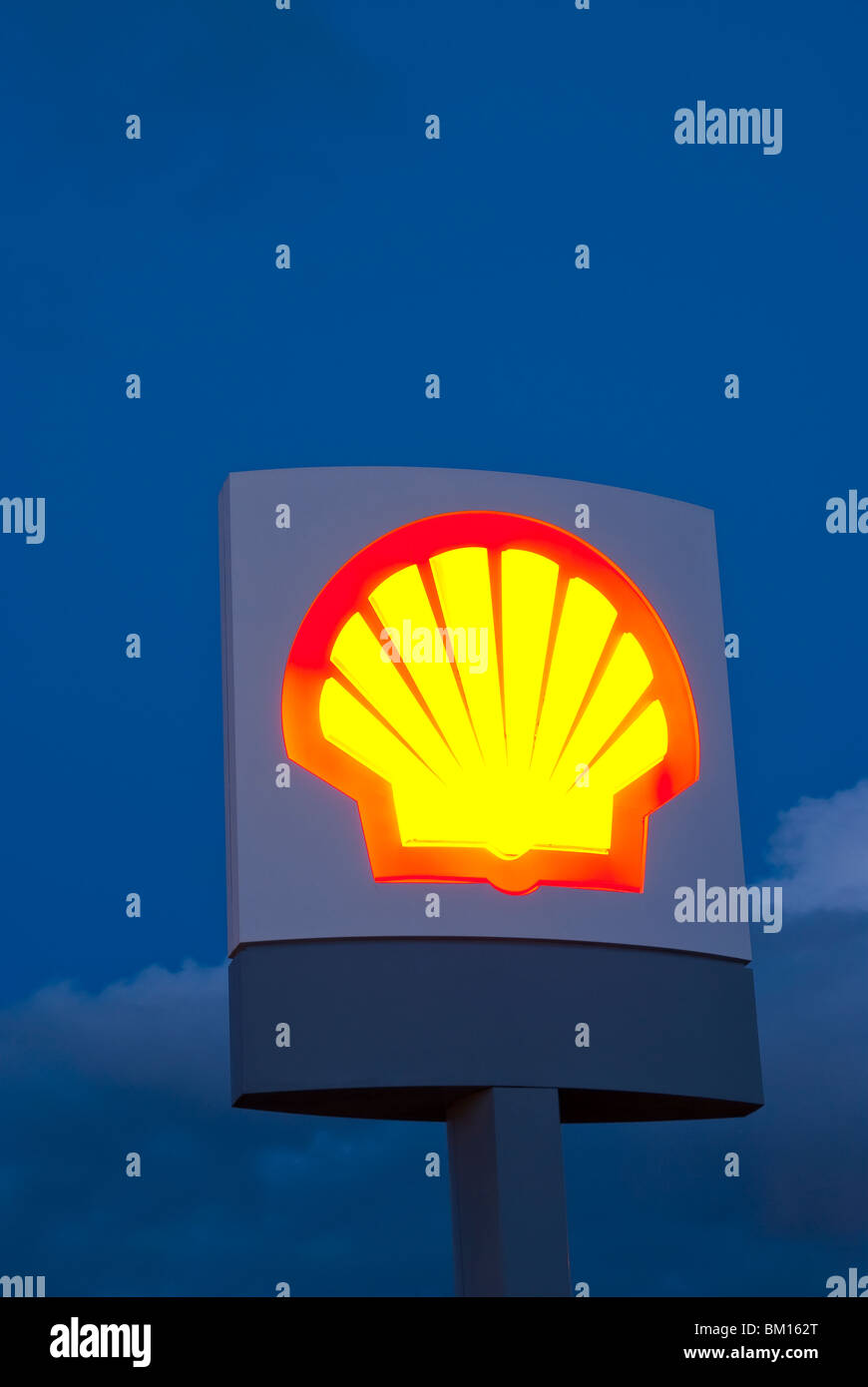 Shell Oil Leuchtreklame in der bürgerlichen Dämmerung Stockfoto