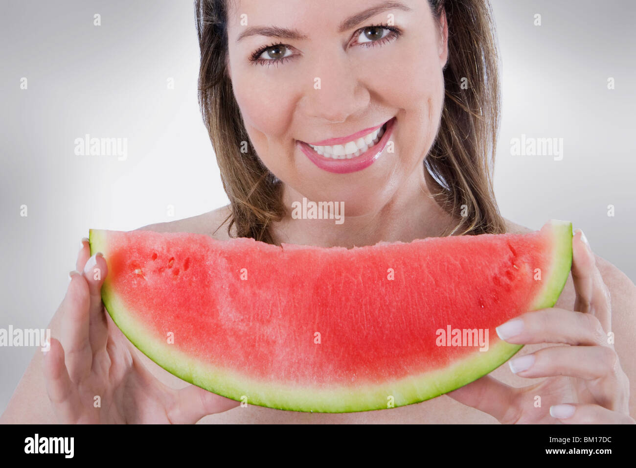 Frau hält ein Stück Wassermelone Stockfoto