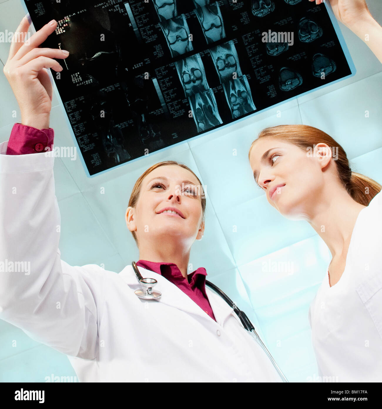 Ärztin und eine Krankenschwester Untersuchung eine Röntgenaufnahme Stockfoto
