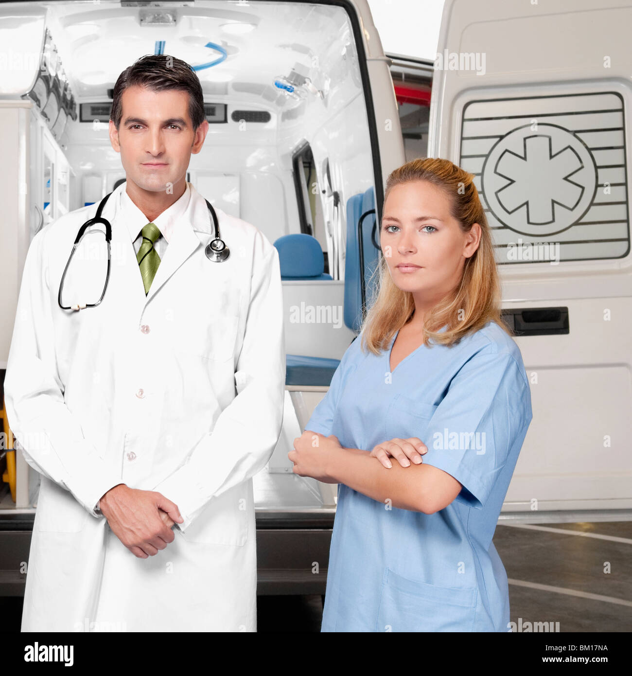 Arzt mit einer Krankenschwester steht man vor einen Krankenwagen Stockfoto