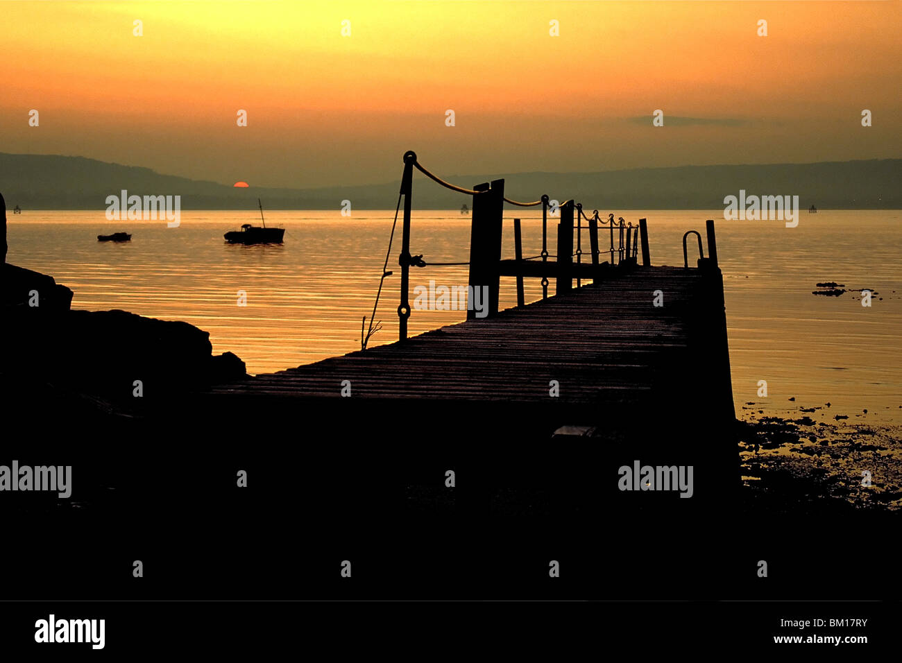 Sonnenuntergang über Belfast Lough vom Kinnegar Pier, Holywood, County Down, Nordirland Stockfoto