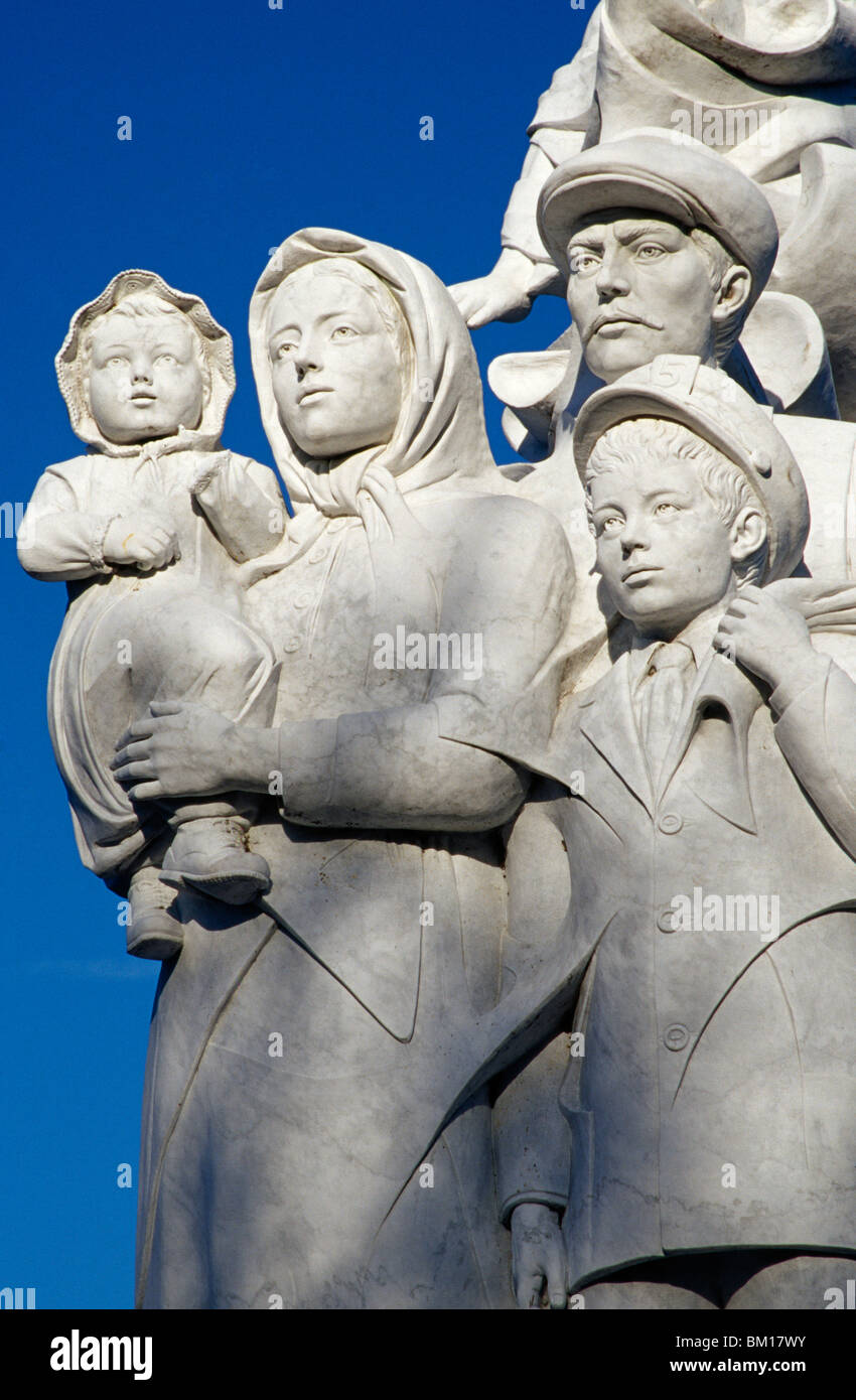 Niedrigen Winkel Blick auf einem Denkmal, Denkmal, The Immigrant, New Orleans, Louisiana, USA Stockfoto