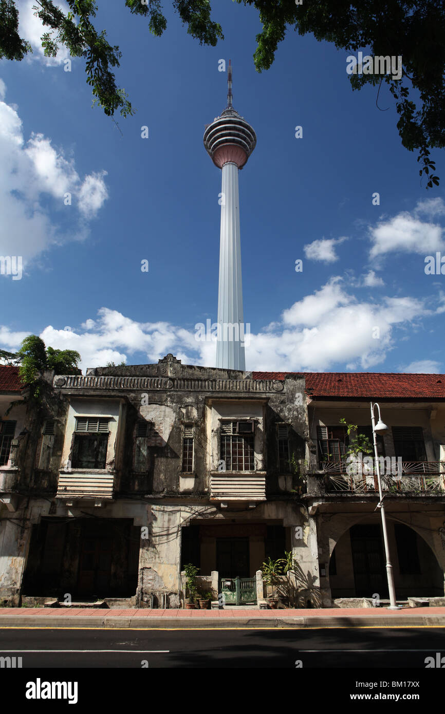 Die KL-Turm erhebt sich über historische Gebäude in Kuala Lumpur, Malaysia. Stockfoto