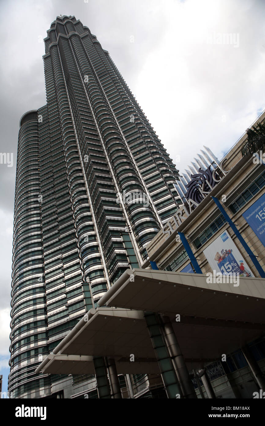 Eintritt in das Suria KLCC Shopping Center, befindet sich am Fuße der Petronas Towers (Twin Towers) in Kuala Lumpur, Malaysia. Stockfoto