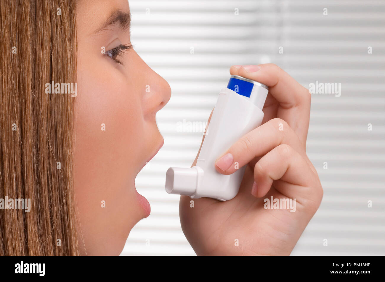 Mädchen mit einem Asthma-Inhalator Stockfoto