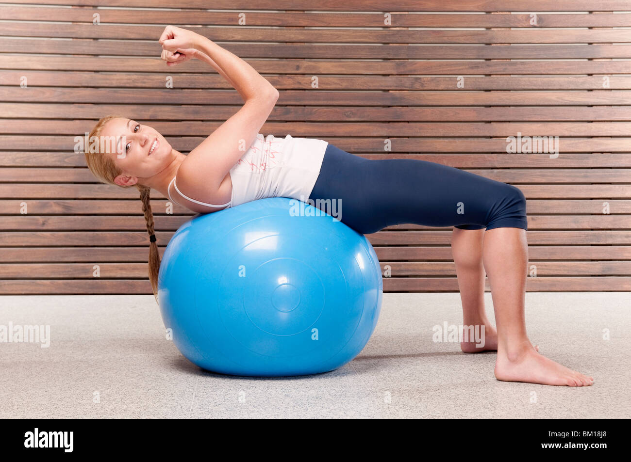 Frau Sit auf einer Fitness-ball Stockfoto