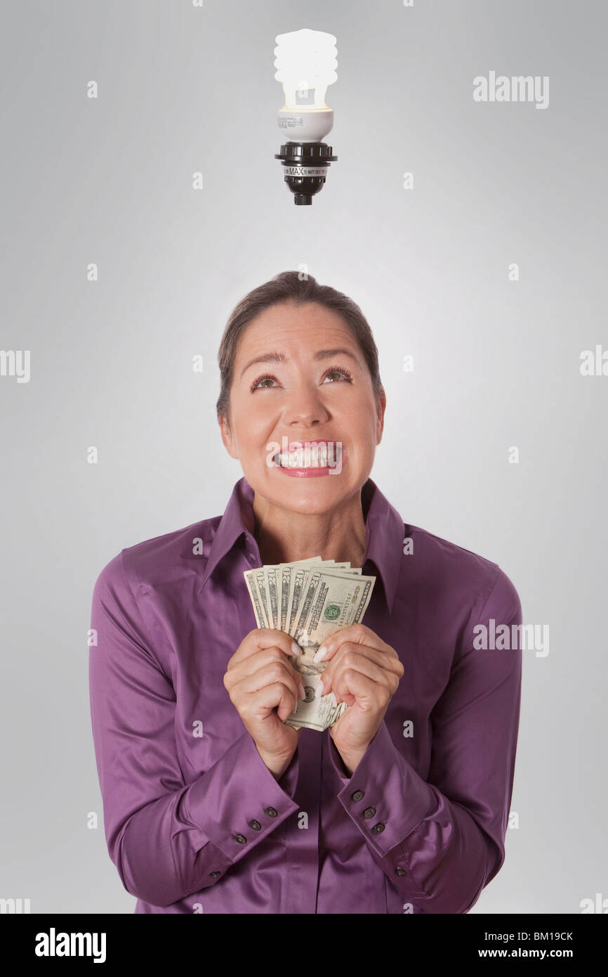 Frau mit Banknoten Stockfoto