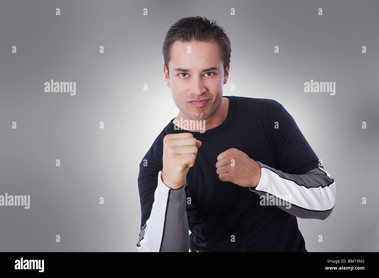 Mann im Boxen-Haltung Stockfoto