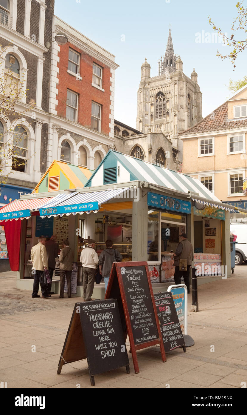 Menschen kaufen Fisch am Fisch stall, Norwich Markt, Norwich, Norfolk, Großbritannien Stockfoto