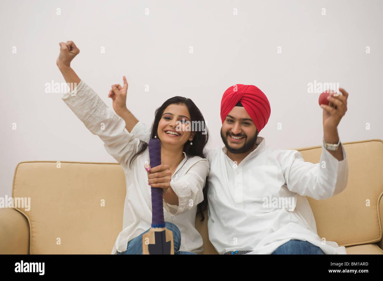 Sikh paar vor dem Fernseher Stockfoto