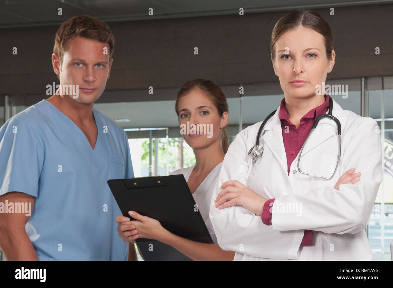 Porträt eines Arztes mit Krankenschwestern Stockfoto