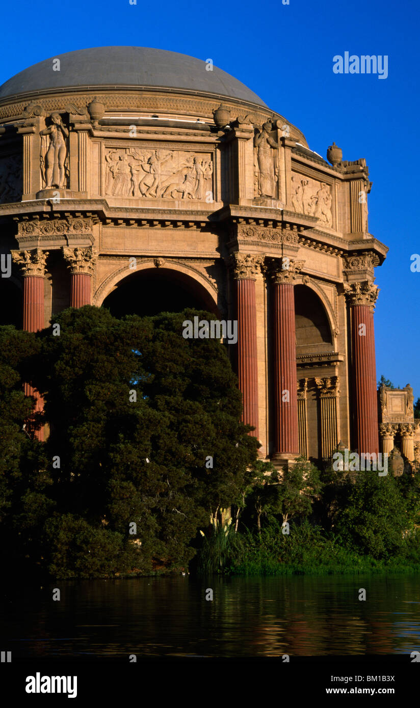 Niedrigen Winkel Blick auf einen Palast, Palace of Fine Arts, San Francisco, Kalifornien, USA Stockfoto