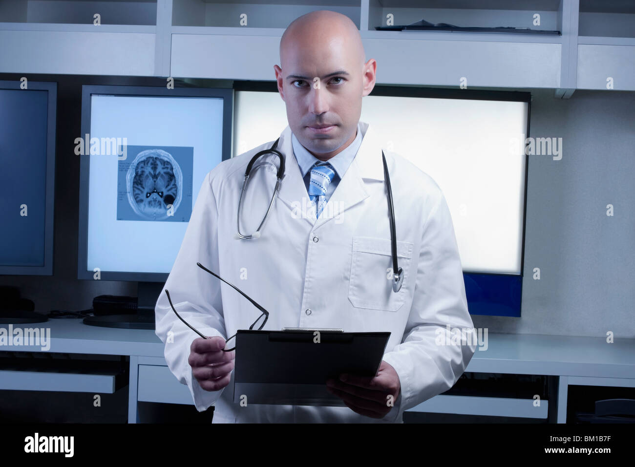 Porträt eines Arztes halten ein medizinisches Gutachten Stockfoto