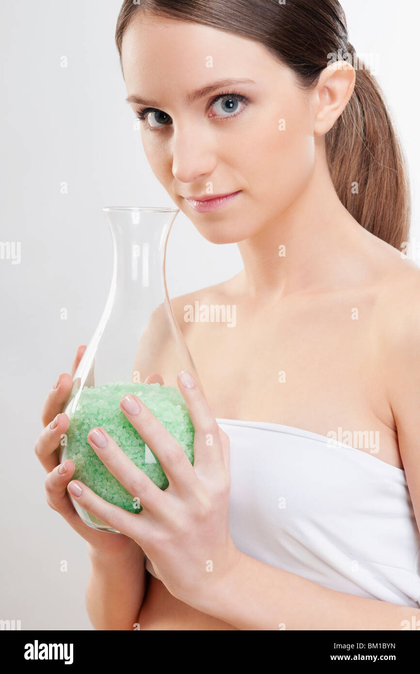 Porträt einer Frau riechen Bad Kristalle Stockfoto