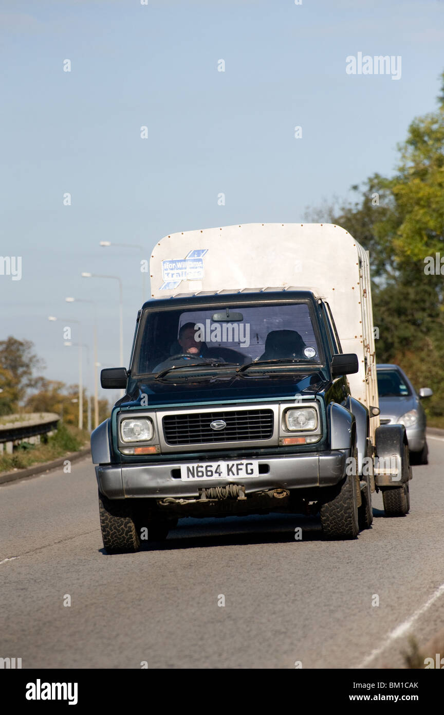 Daihatsu 4 x 4 Auto abschleppen einem Pferdeanhänger. Stockfoto