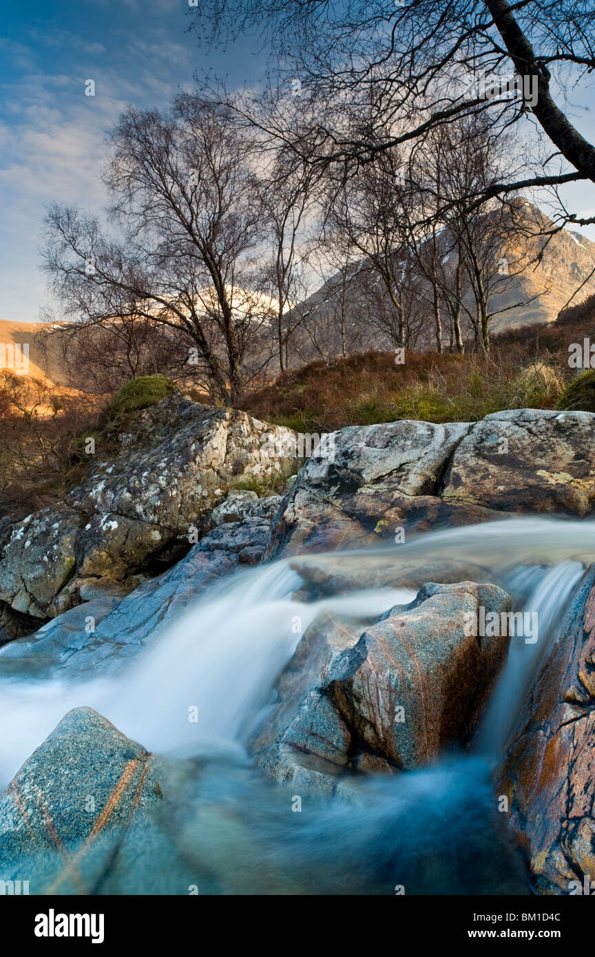 Fluß Etive unterstützt durch Beinn Ceitlein & Aonach Mor, Rannoch Moor, Glencoe, Argyll, Schottland, UK Stockfoto