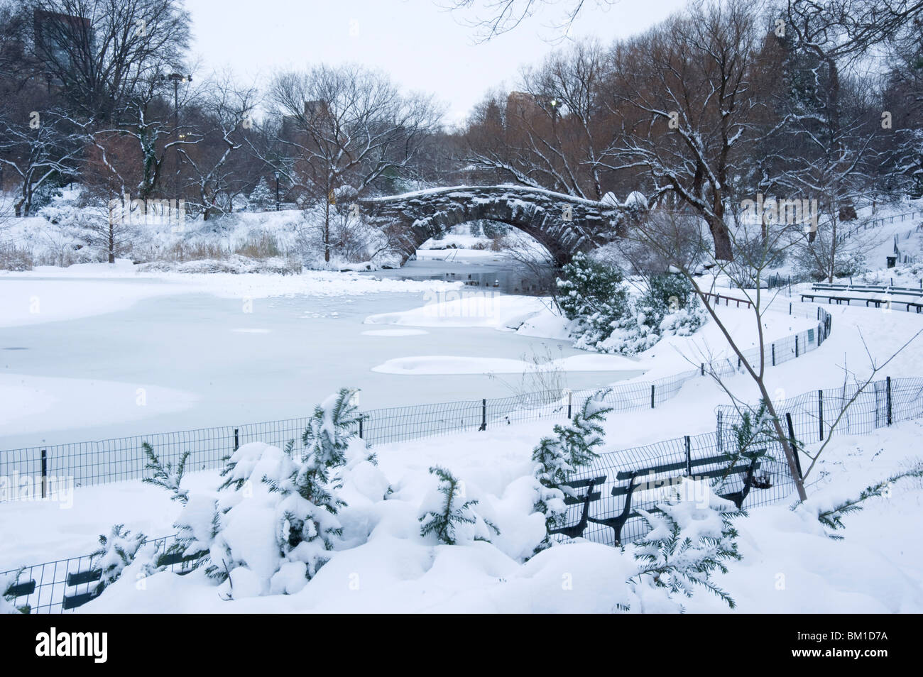 Ein am frühen Morgen-Blick auf die Gapstow-Brücke nach einem Schneefall in Central Park, Manhattan, New York City, New York State, USA Stockfoto