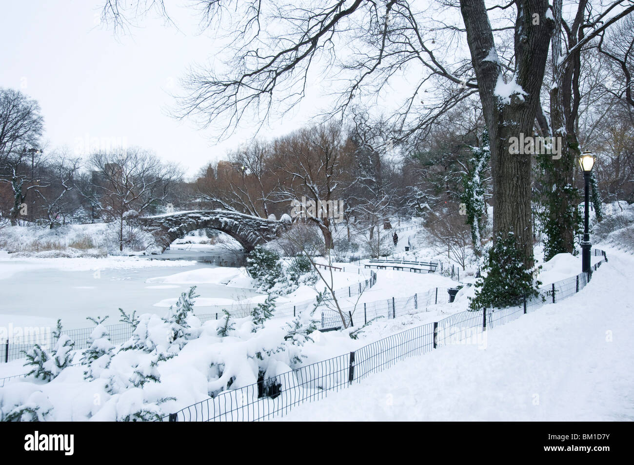 Ein am frühen Morgen-Blick auf die Gapstow-Brücke nach einem Schneefall in Central Park, New York City, New York State, USA Stockfoto