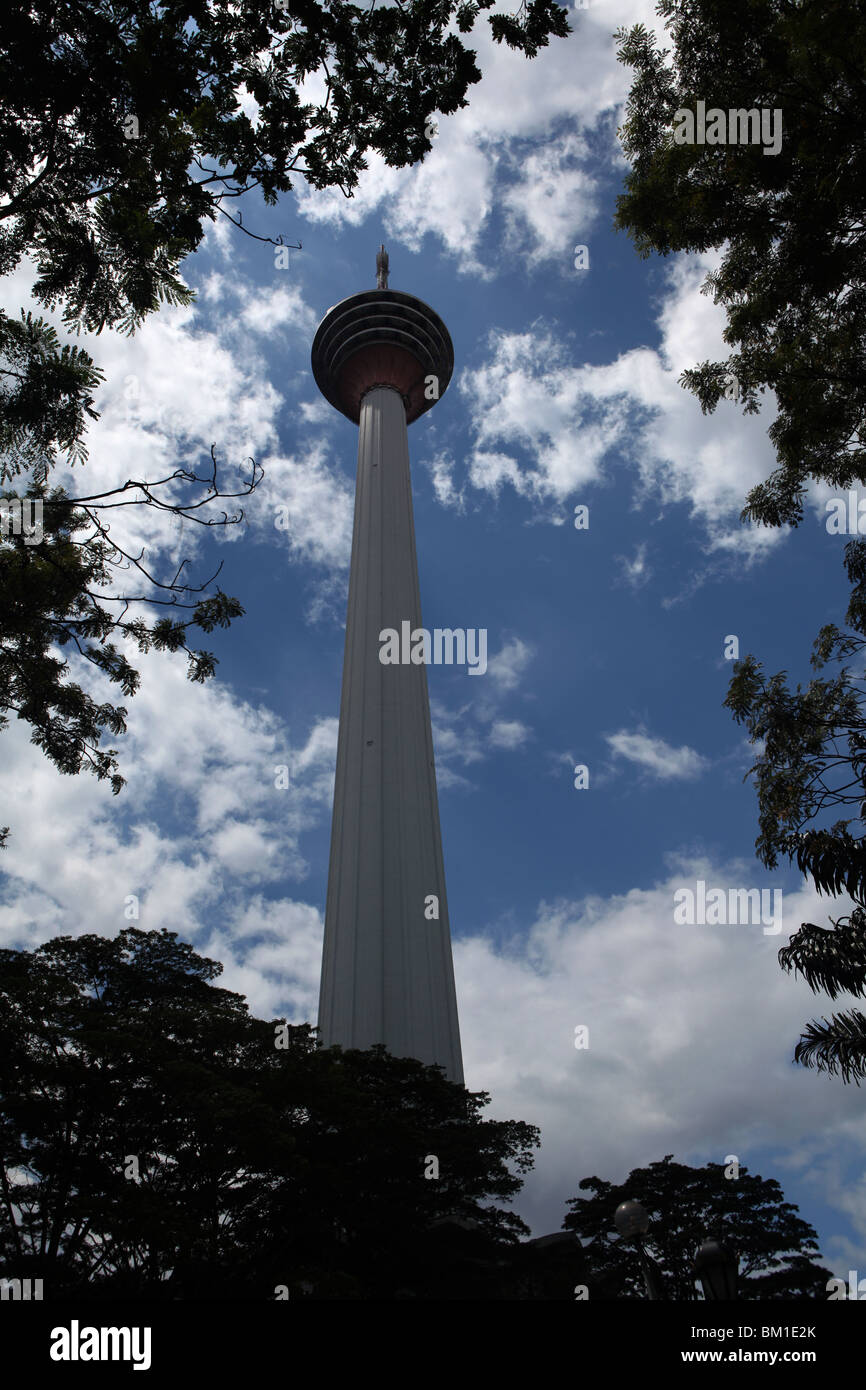 Blick auf den KL Tower oder Menara KL in Kuala Lumpur, Malaysia. Stockfoto