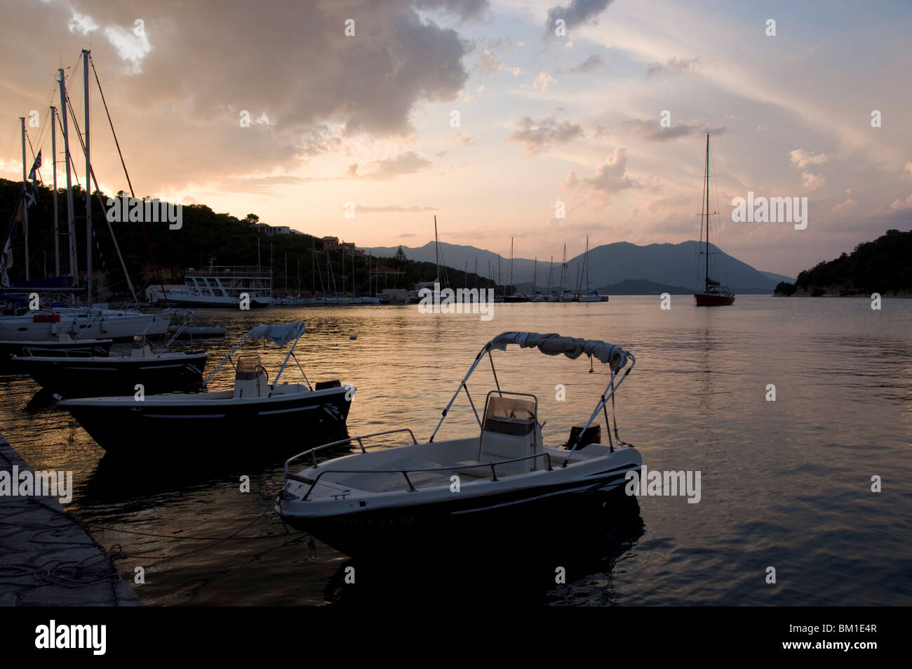 Boote im Hafen von Vathi, Meganisi, Ionische Inseln, griechische Inseln, Griechenland, Europa Stockfoto