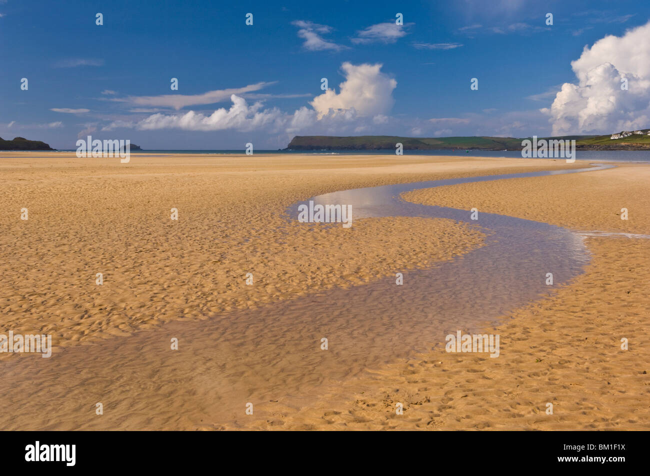 Sand, Muster und Ebbe im Hafen Cove River Camel-Mündung in der Nähe von Padstow, North Cornwall, England, Vereinigtes Königreich Stockfoto